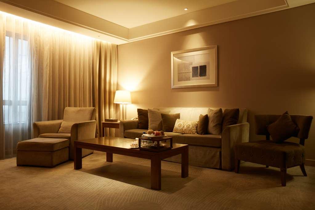 Windsor Hotel Taichung Quarto foto A living room with indirect lighting