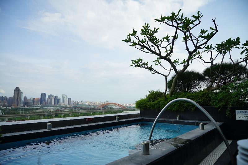 Windsor Hotel Taichung Exterior foto The pool at the top of the hotel